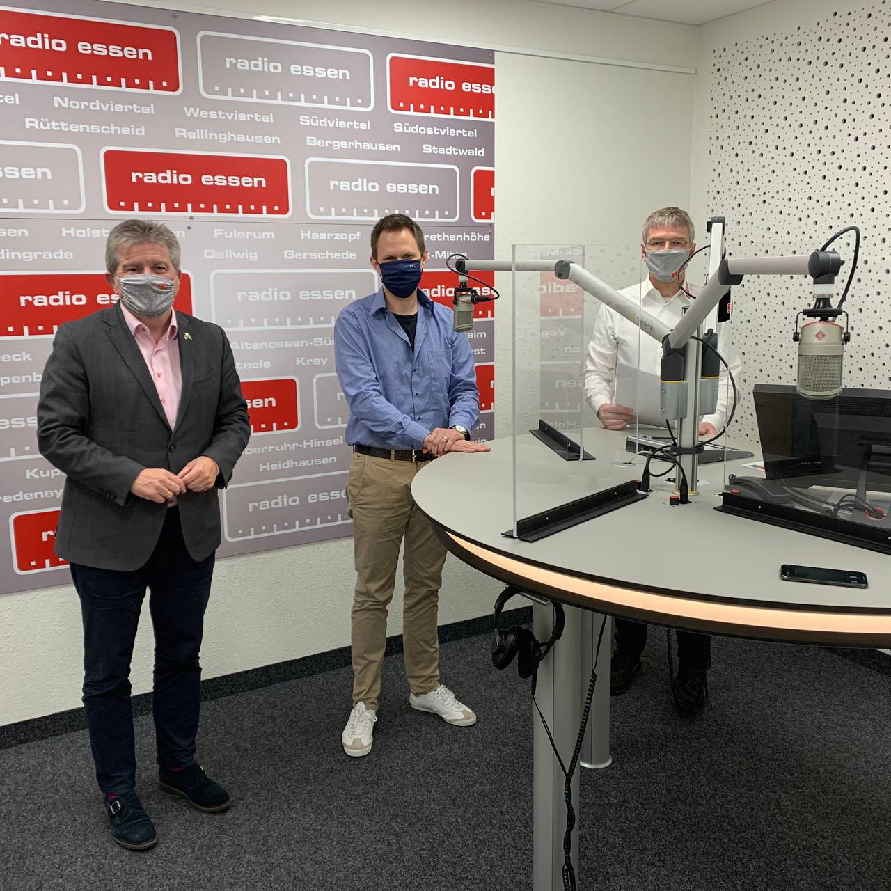 Radio Essen-Talk zur aktuellen Corona-Lage in Essen mit Gesundheitsdezernent Peter Renzel (links) und Virologe der Uniklinik Mirko Trilling. Moderator: Christian Pflug