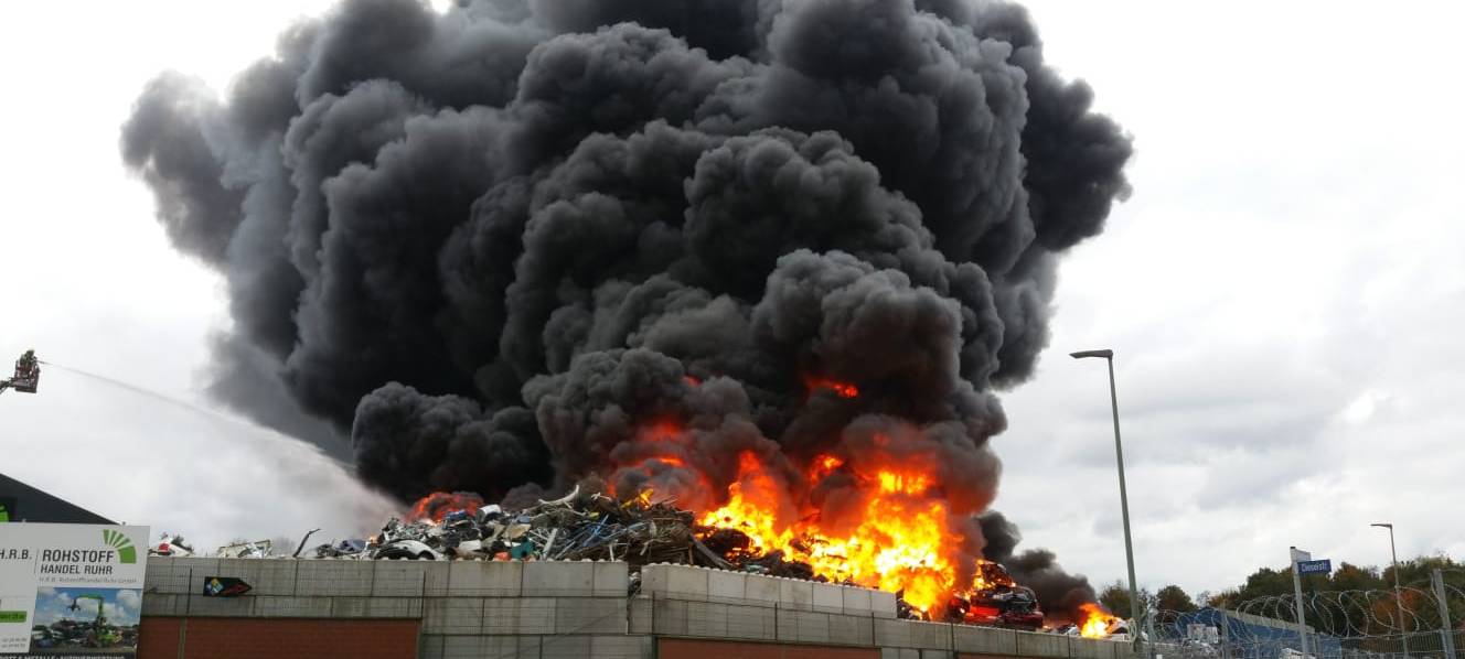 Feuer Schrottplatz in Bochum, auch von Essen aus zu sehen.