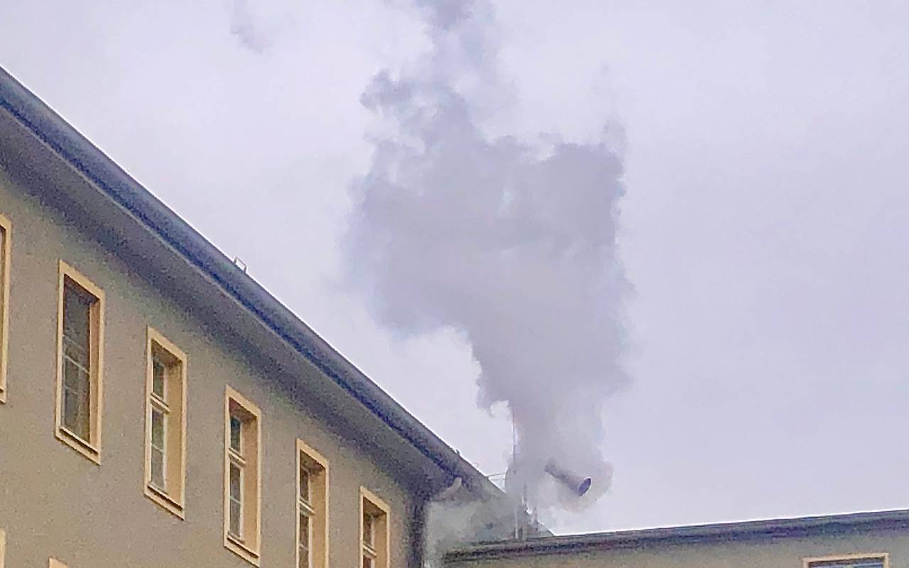 Das alte MRT im Krankenhaus Essen-Steele wurde abgebaut, dazu entweicht Helium und es entsteht dieser weiße Rauch.