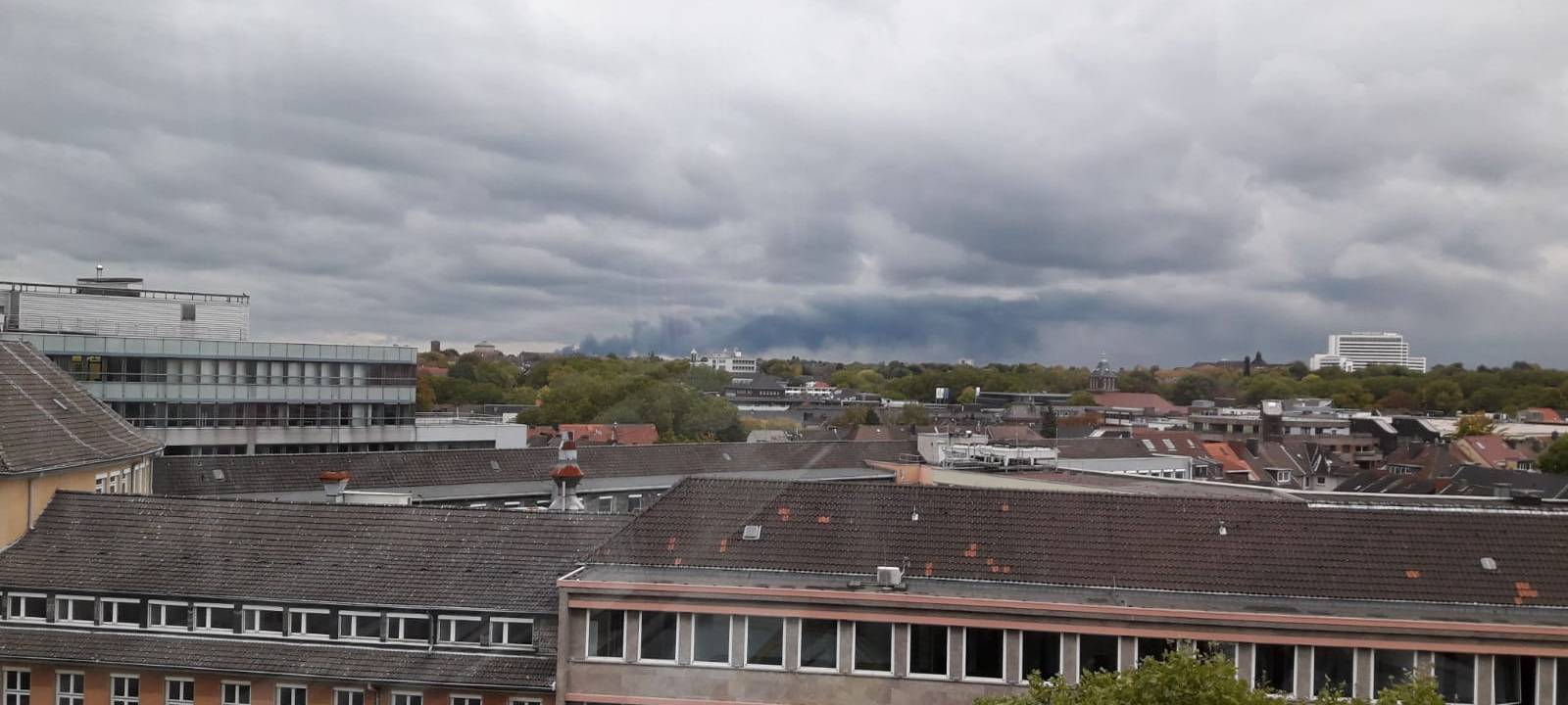 Brand bei Bochum mit Rauchwolke auch in Essen zu sehen