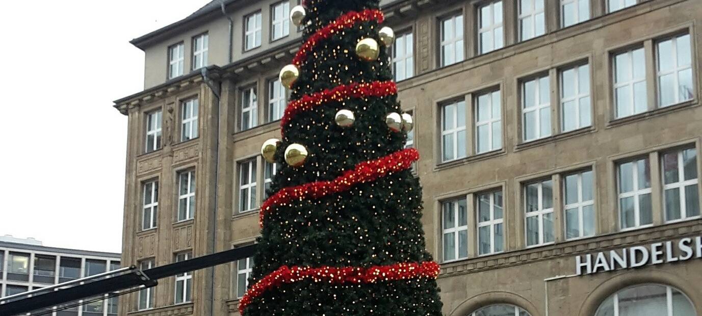 Plastik-Tanne aus dem Willy-Brandt-Platz in Essen