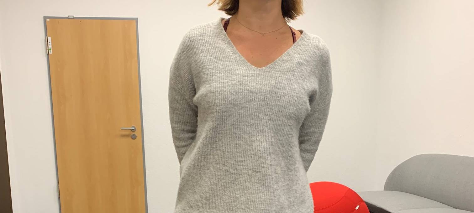 Radio Essen zeigt den Ein-Bein-Stand als Lockerungsübung für die Beinmuskulatur