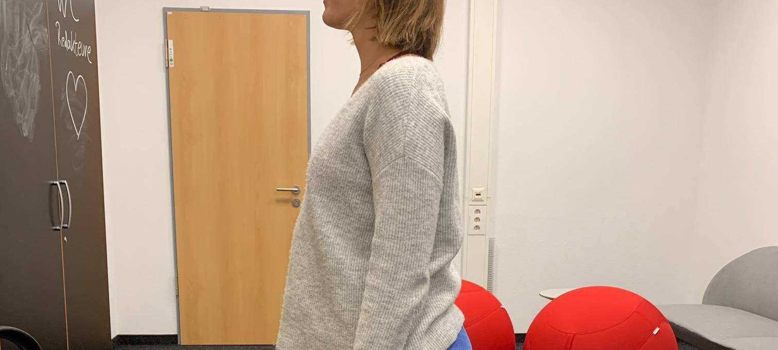 Radio Essen zeigt den Ein-Bein-Stand als Lockerungsübung für die Beinmuskulatur