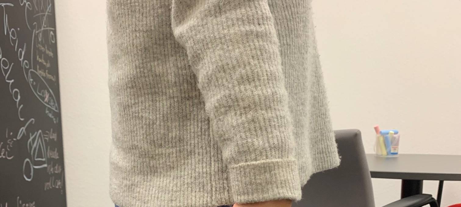 Radio Essen zeigt eine Übung für das Handgelenk