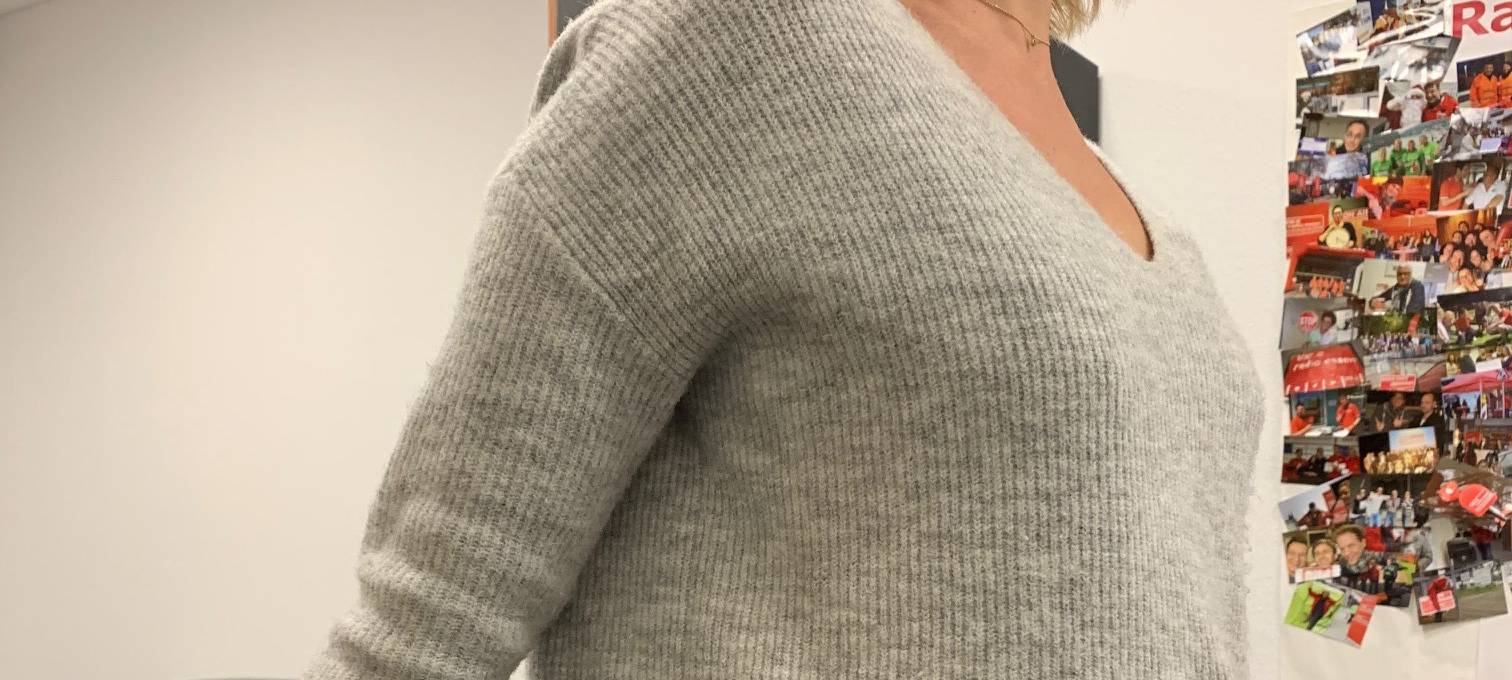 Radio Essen zeigt eine Übung für das Handgelenk