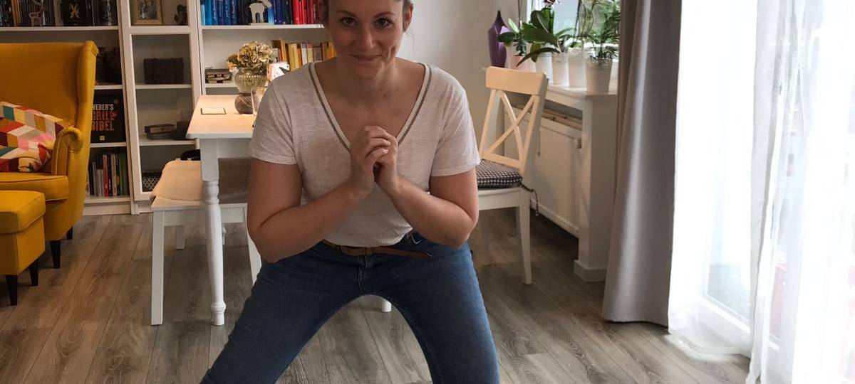 Radio Essen zeigt, wie Ihr im Homeoffice ganz einfach Beinübungen mit einem Wischlappen macht.