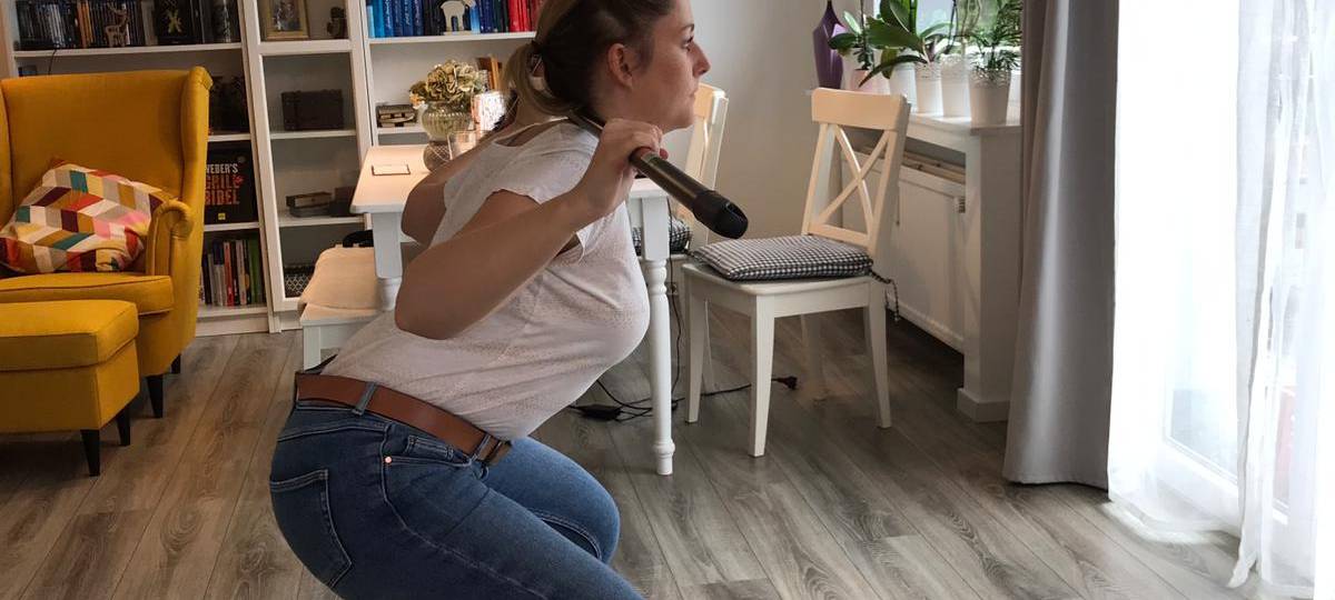 Radio Essen zeigt, wie Ihr im Homeoffice Kniebeugen mit einem Besenstiel macht.