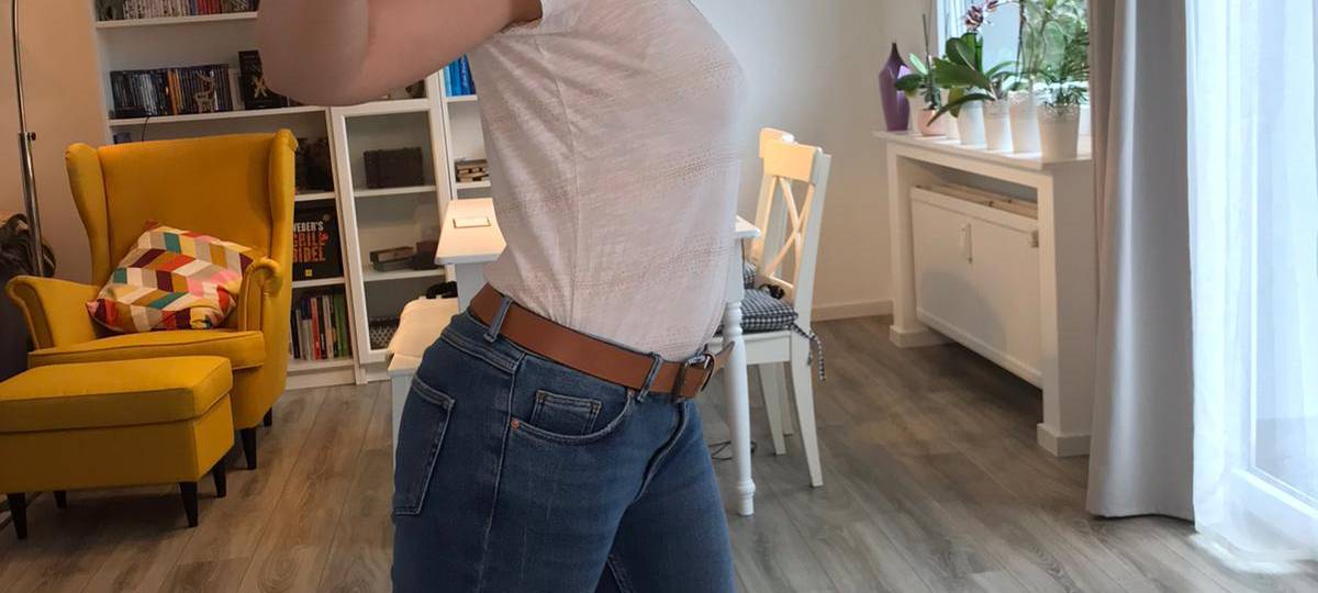 Radio Essen zeigt, wie Ihr im Homeoffice ganz einfach Rückenübungen mit einem Besen macht.