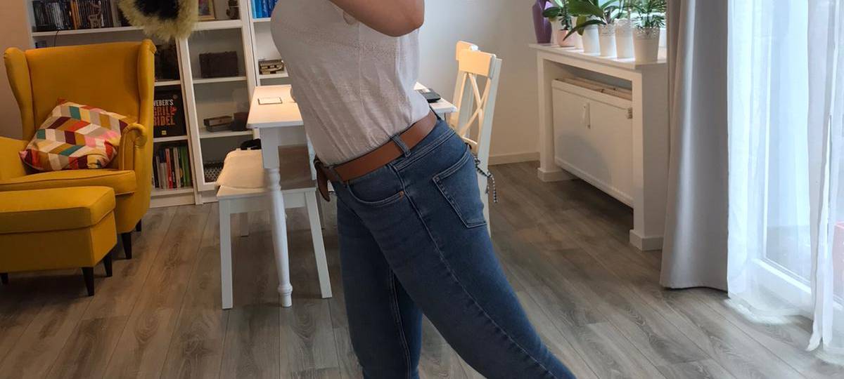 Radio Essen zeigt, wie Ihr im Homeoffice ganz einfach Rückenübungen mit einem Besen macht.