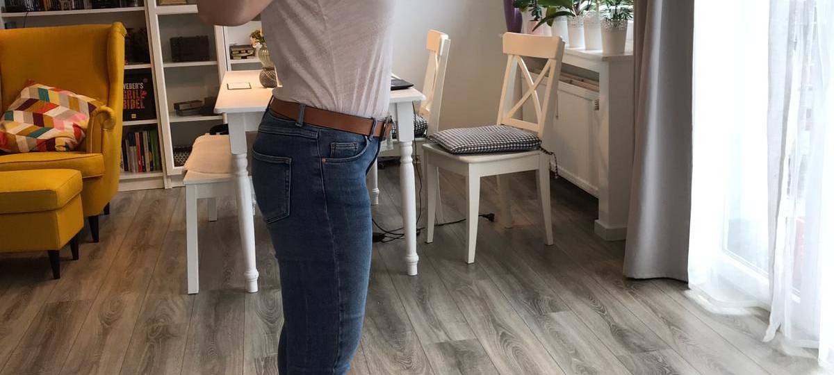 Radio Essen zeigt, wie Ihr im Homeoffice Kniebeugen mit einem Besenstiel macht.