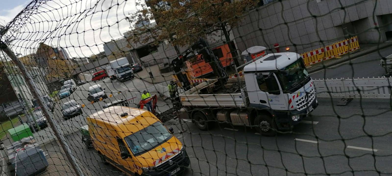 Essen: Rohrbruch legt Straße und Parkhaus lahm