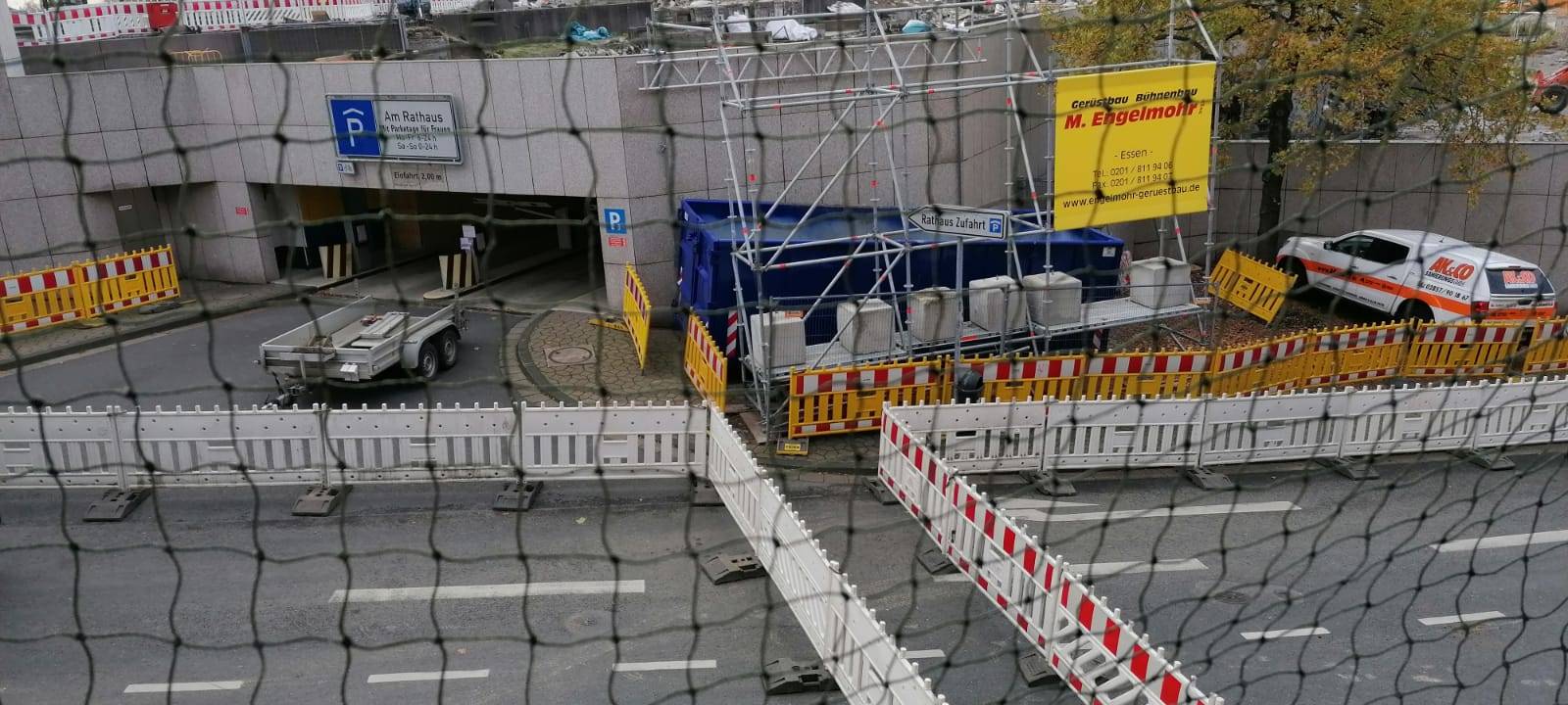 Essen: Rohrbruch legt Straße und Parkhaus lahm