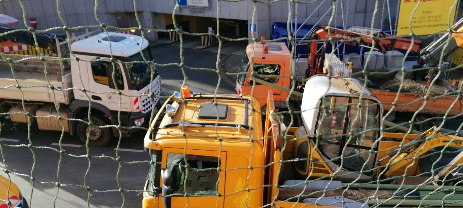 Essen: Rohrbruch legt Straße und Parkhaus lahm