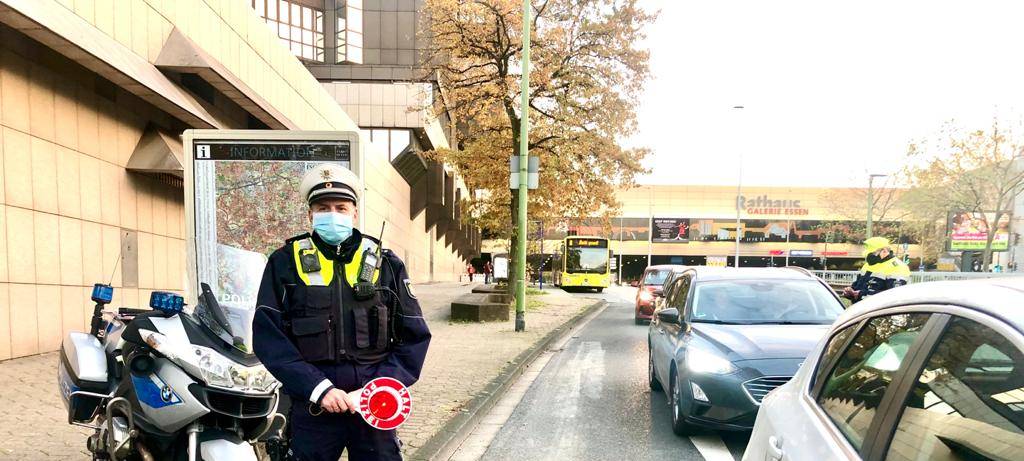 Die Polizei hat an der neuen Umweltspur in Essen diese Woche täglich kontrolliert und hat viele Autofahrer erwischt.