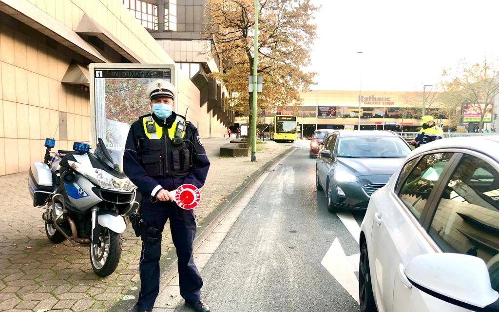 Die Polizei hat an der neuen Umweltspur in Essen diese Woche täglich kontrolliert und hat viele Autofahrer erwischt.