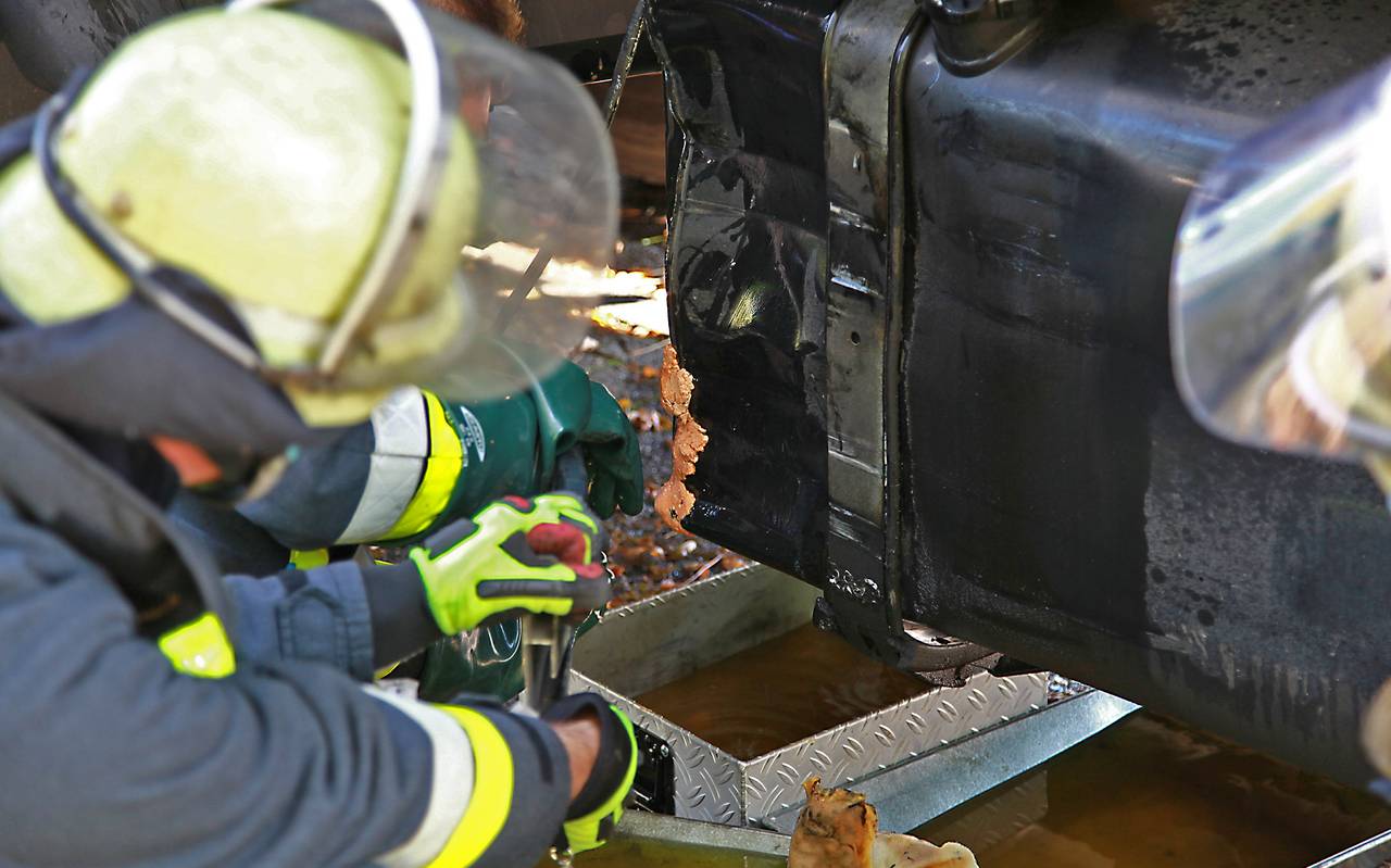 Erstmaßnahmen nach LKW-Unfall mit Kraftstoff-Austritt in Essen: Die braune Paste muss mit der Hand anmodelliert werden - eine provisorische Maßnahme.