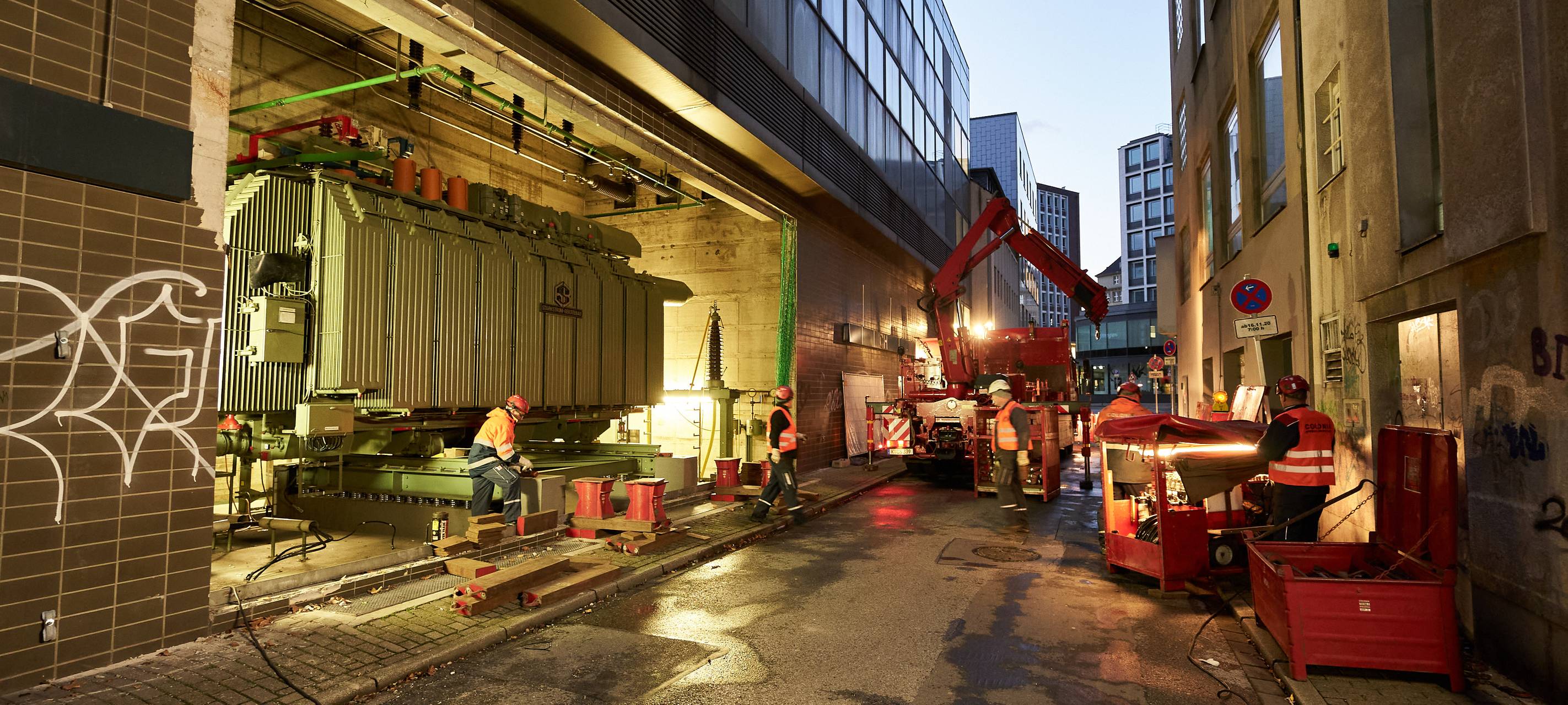 Großer Trafo aus Umspannanlage in Essen-Innenstadt ausgebaut