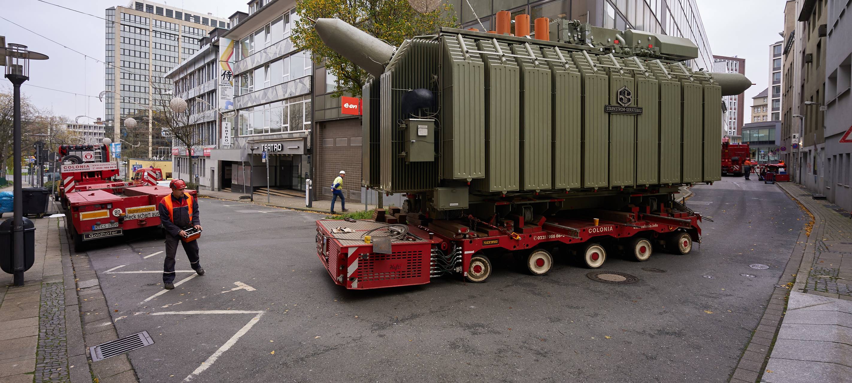 Großer Trafo aus Umspannanlage in Essen-Innenstadt ausgebaut