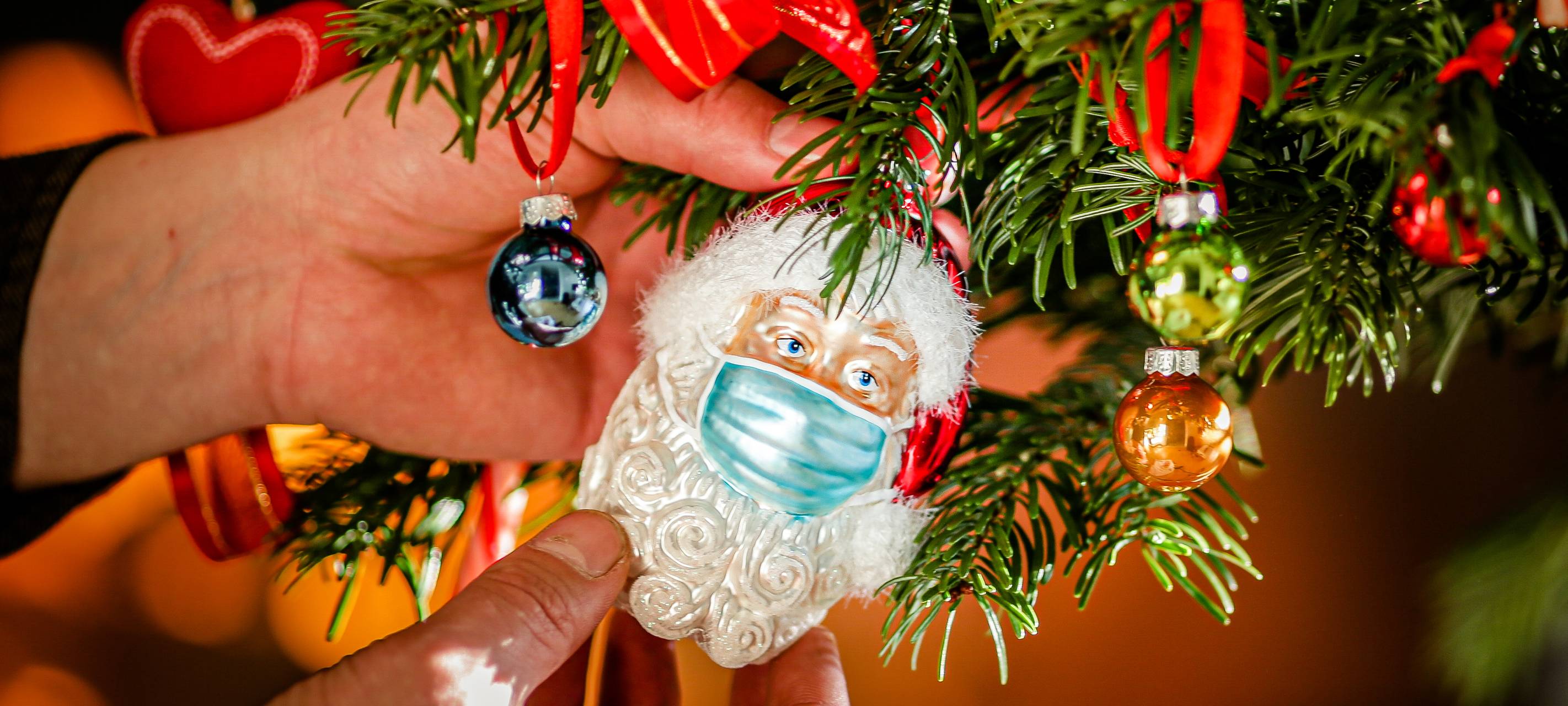 Nikolaus mit Maske in einem Geschäft in Essen