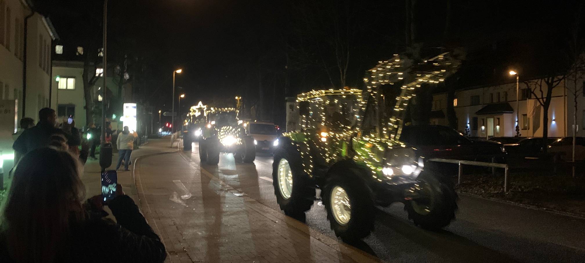 Essen: Weihnachtsstimmung mit leuchtendem Trecker-Korso für kranke Kinder