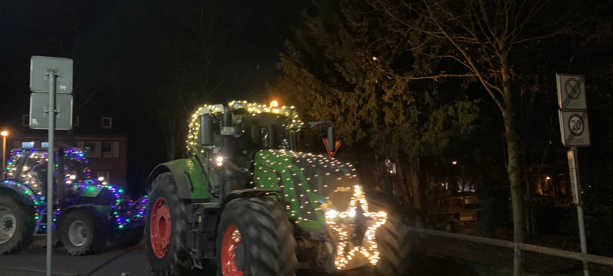 Essen: Weihnachtsstimmung mit leuchtendem Trecker-Korso für kranke Kinder