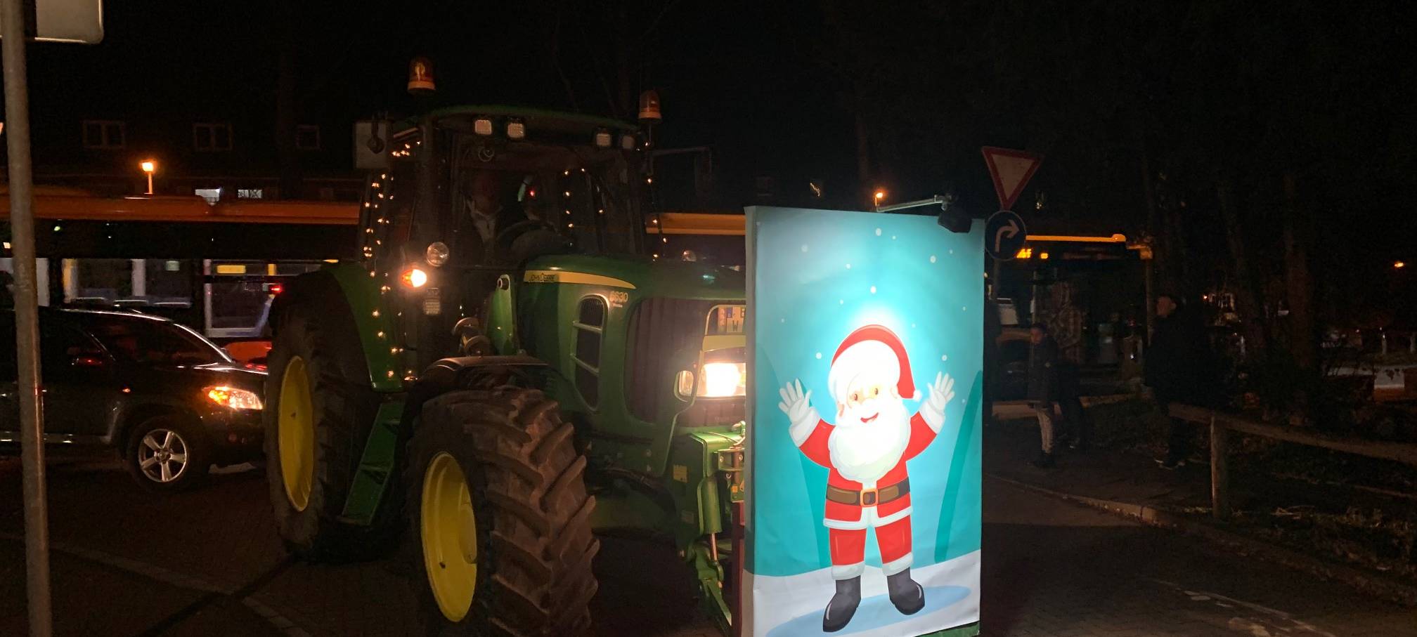 Essen: Weihnachtsstimmung mit leuchtendem Trecker-Korso für kranke Kinder