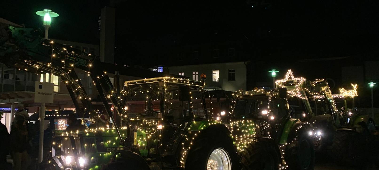 Essen: Weihnachtsstimmung mit leuchtendem Trecker-Korso für kranke Kinder