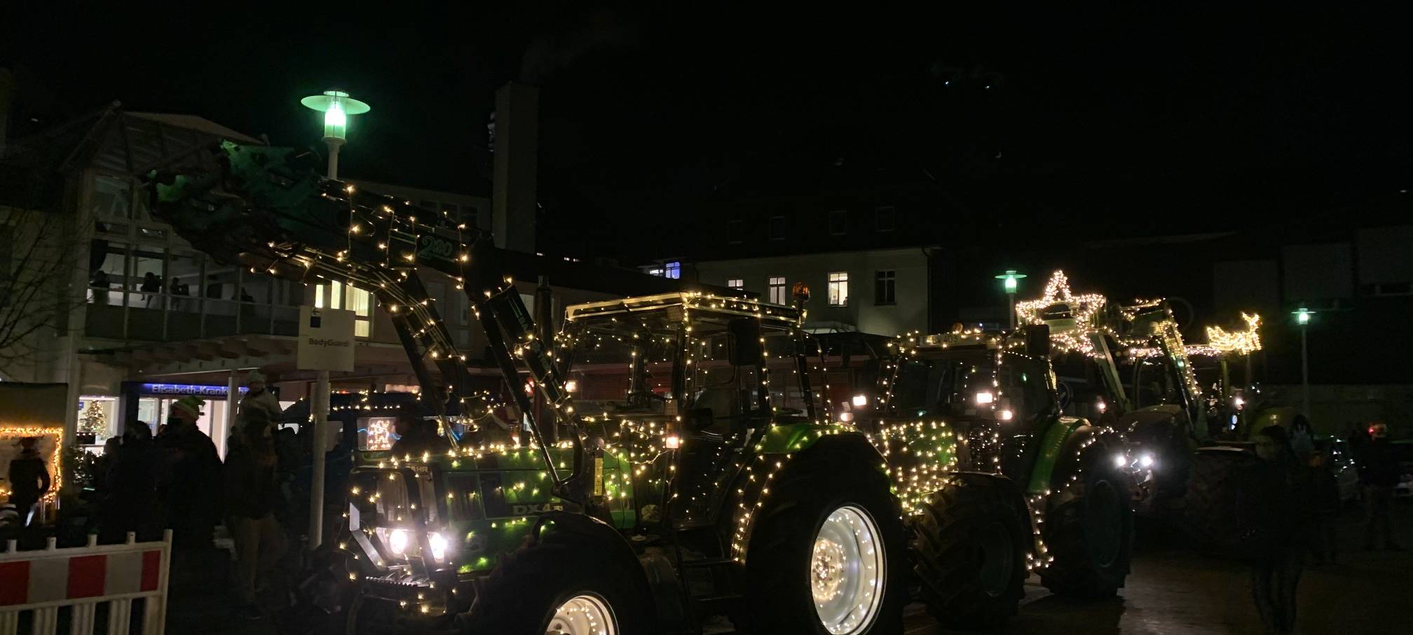Essen: Weihnachtsstimmung mit leuchtendem Trecker-Korso für kranke Kinder