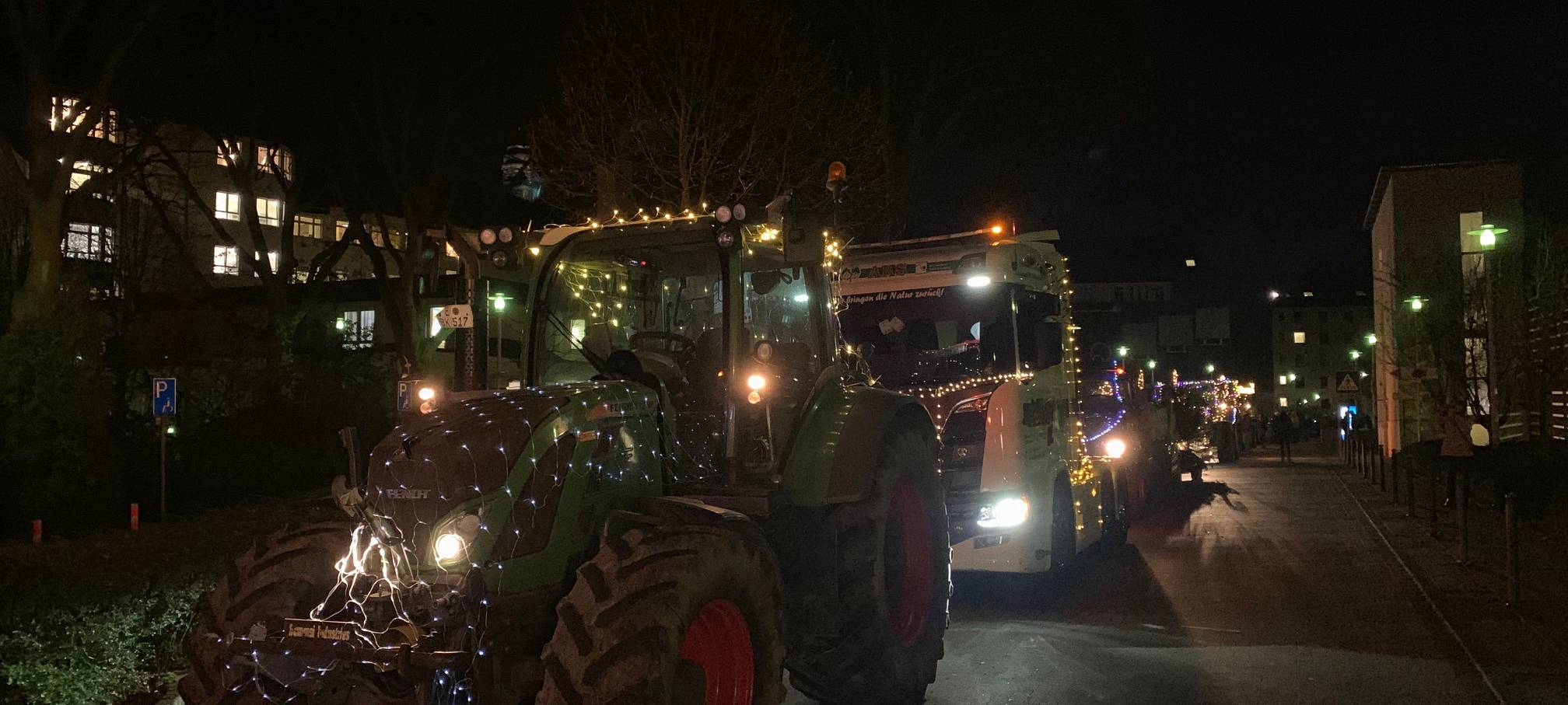Essen: Weihnachtsstimmung mit leuchtendem Trecker-Korso für kranke Kinder
