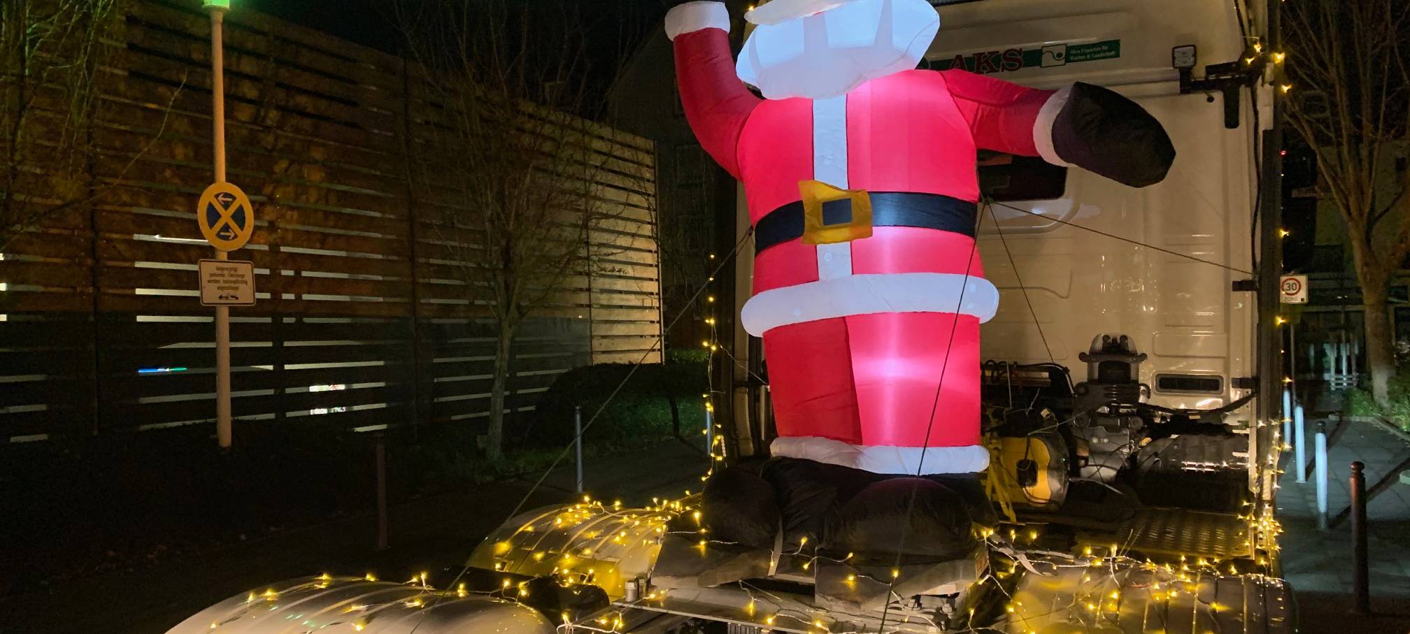 Essen: Weihnachtsstimmung mit leuchtendem Trecker-Korso für kranke Kinder