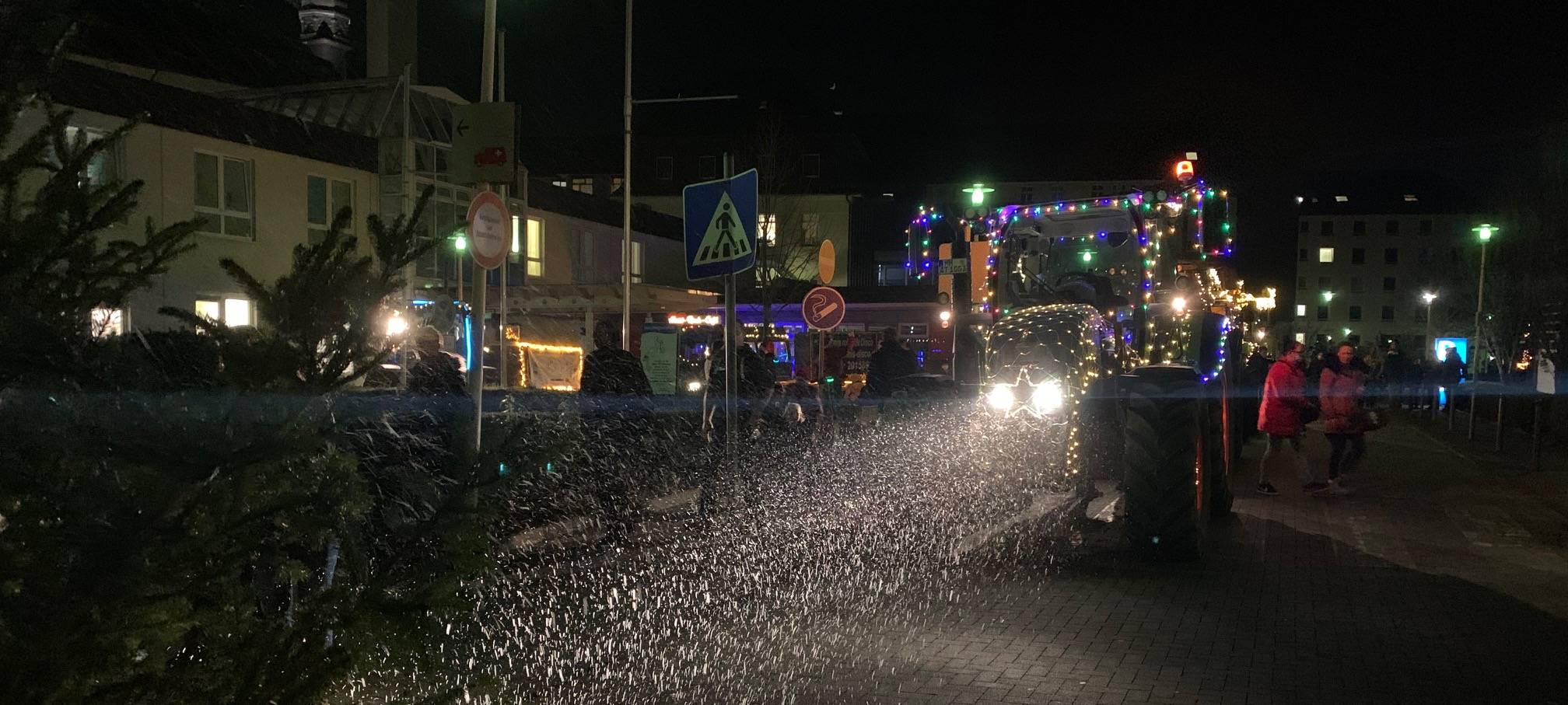 Essen: Weihnachtsstimmung mit leuchtendem Trecker-Korso für kranke Kinder