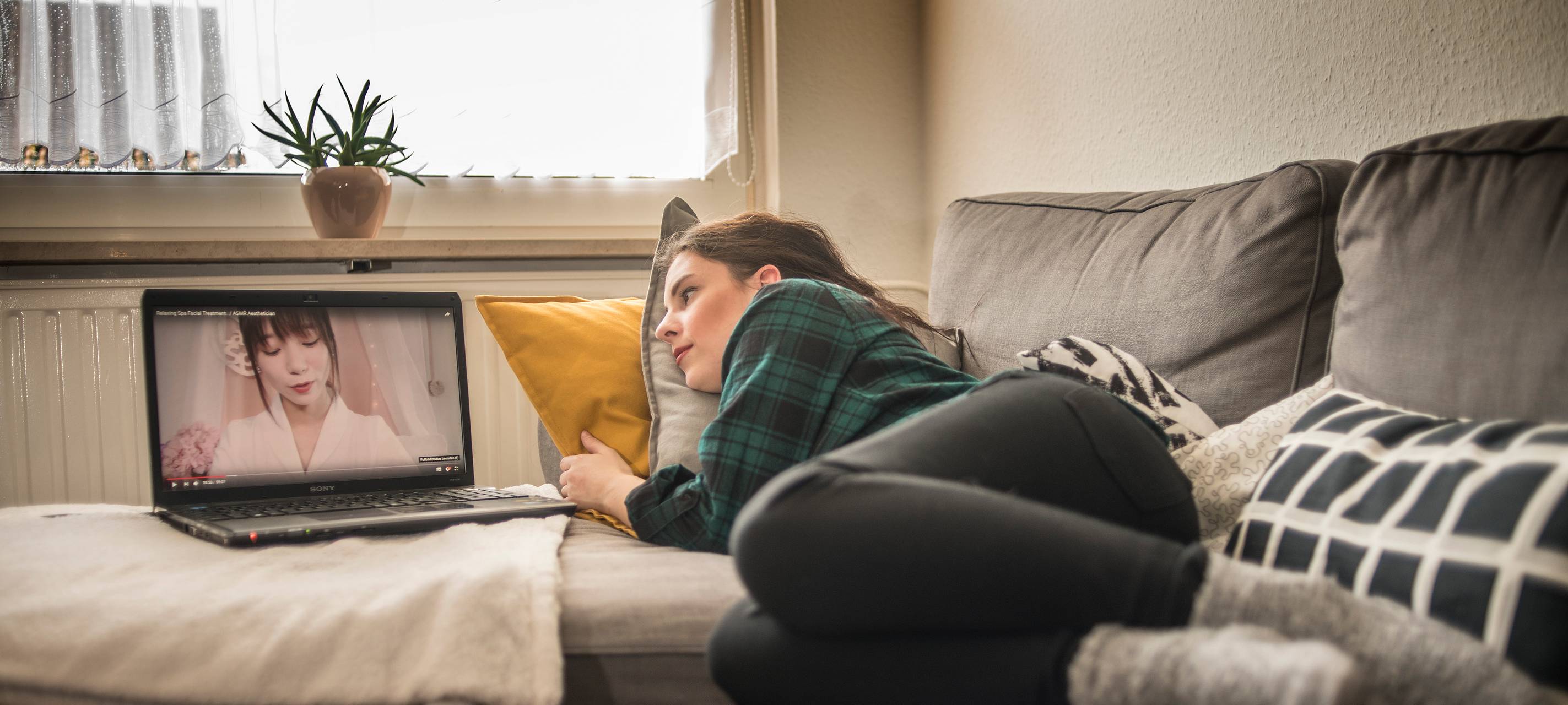 radio-essen-corona-quarantaene-laptop-couch-wohnzimmer-sofa