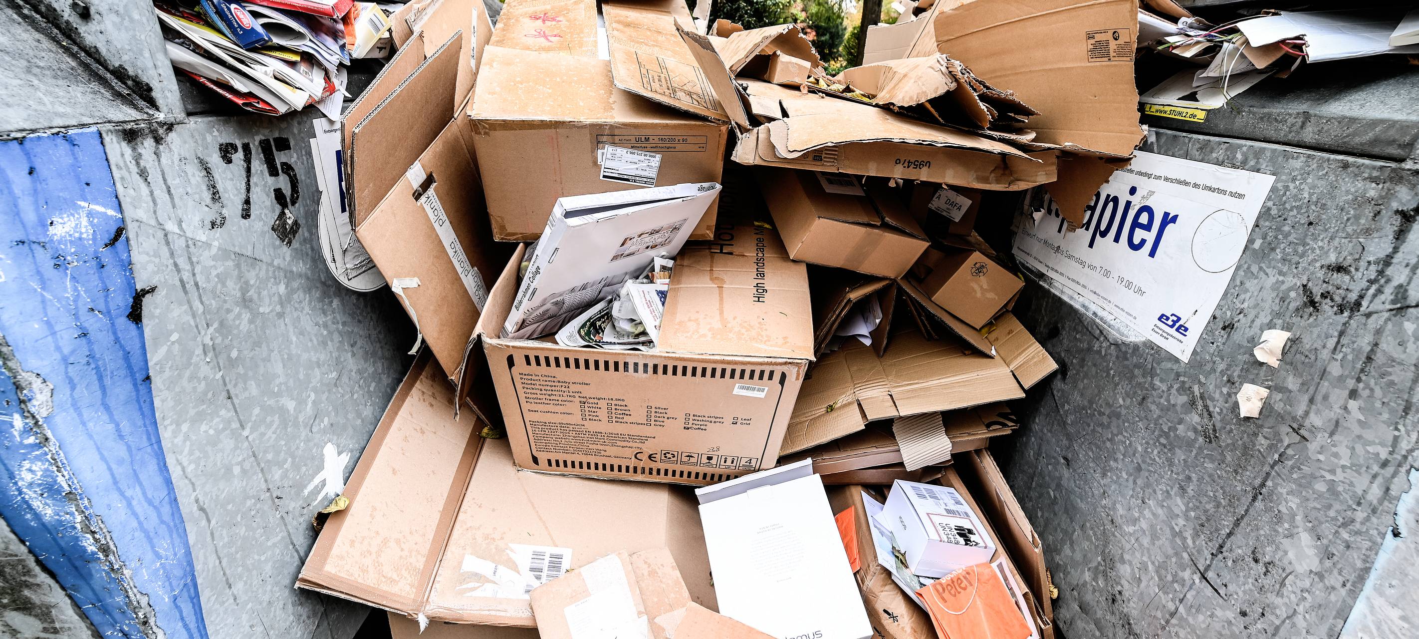 Überfüllter Altpapier-Container im Haumannviertel in Essen-Rüttenscheid