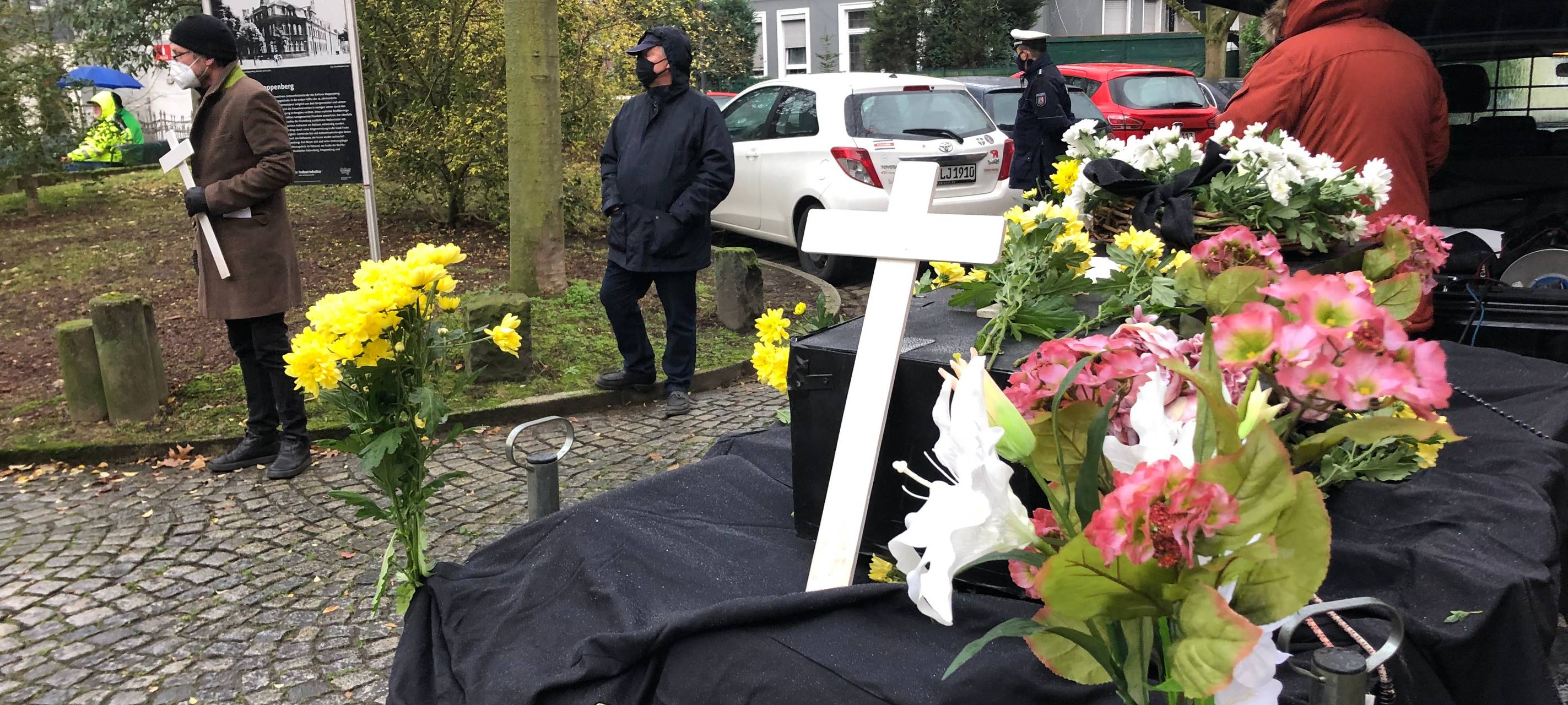 Protest-Aktion in Essen: Gesundheitsversorgung wird symbolisch zu Grabe getragen