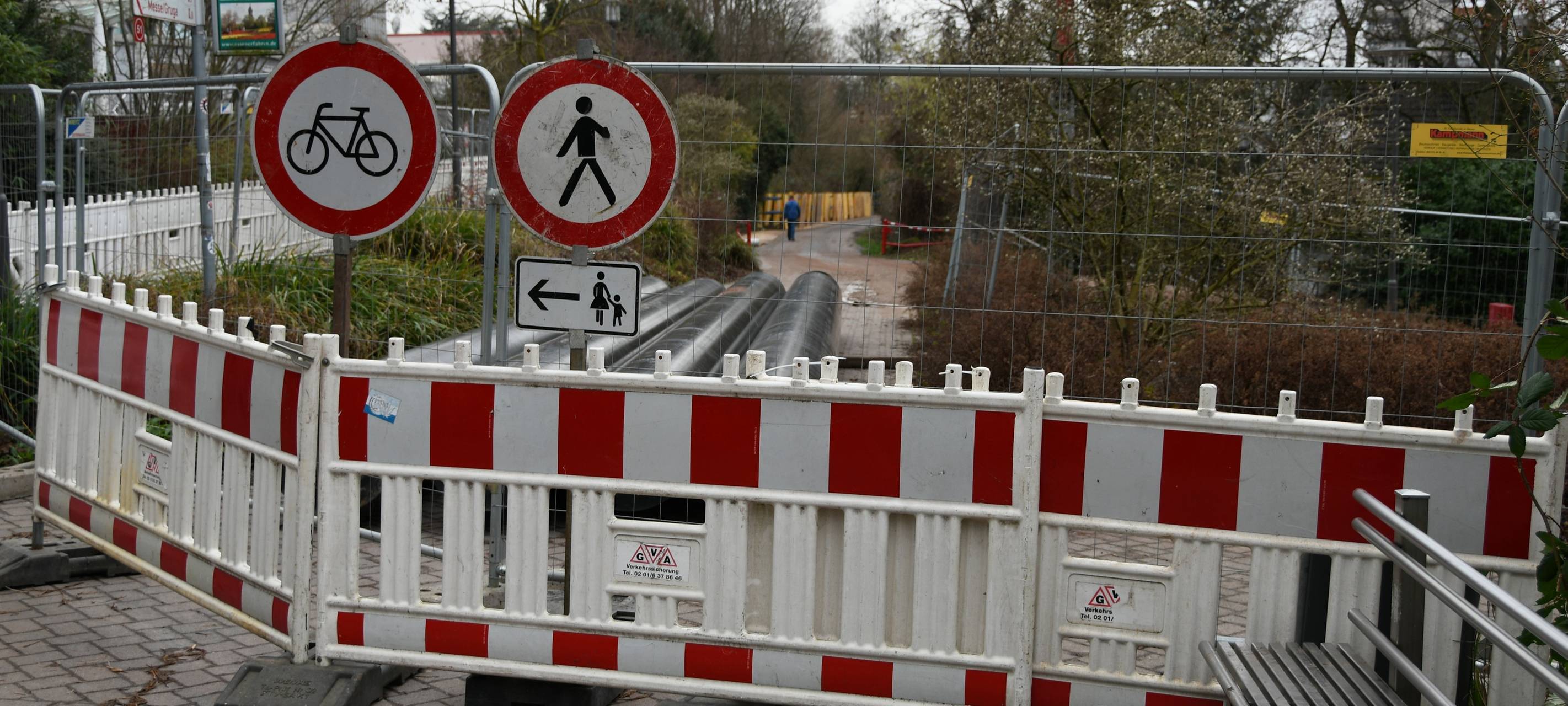 Stadtwerke Essen suchen nach Blindgängern unter Radweg