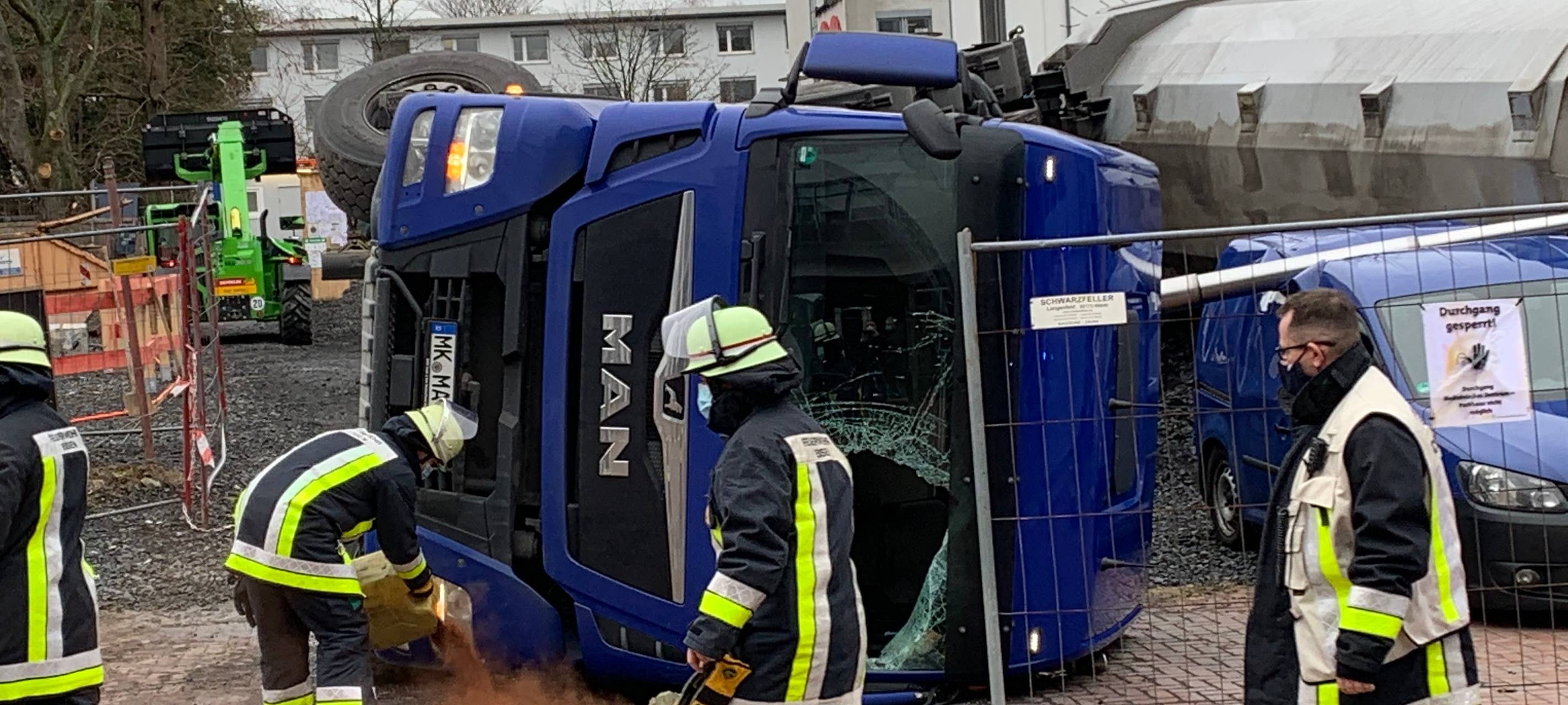 In Essen ist ein Kippsattelzug mit Schotter beim Entladen umgestürzt. Verletzt wurde niemand.