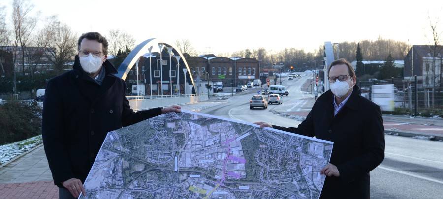 NRW-Verkehrminister Hendrik Wüst und Oberbürgermeister Thomas Kufen vor der Nünningbrücke in Essen-Frillendorf