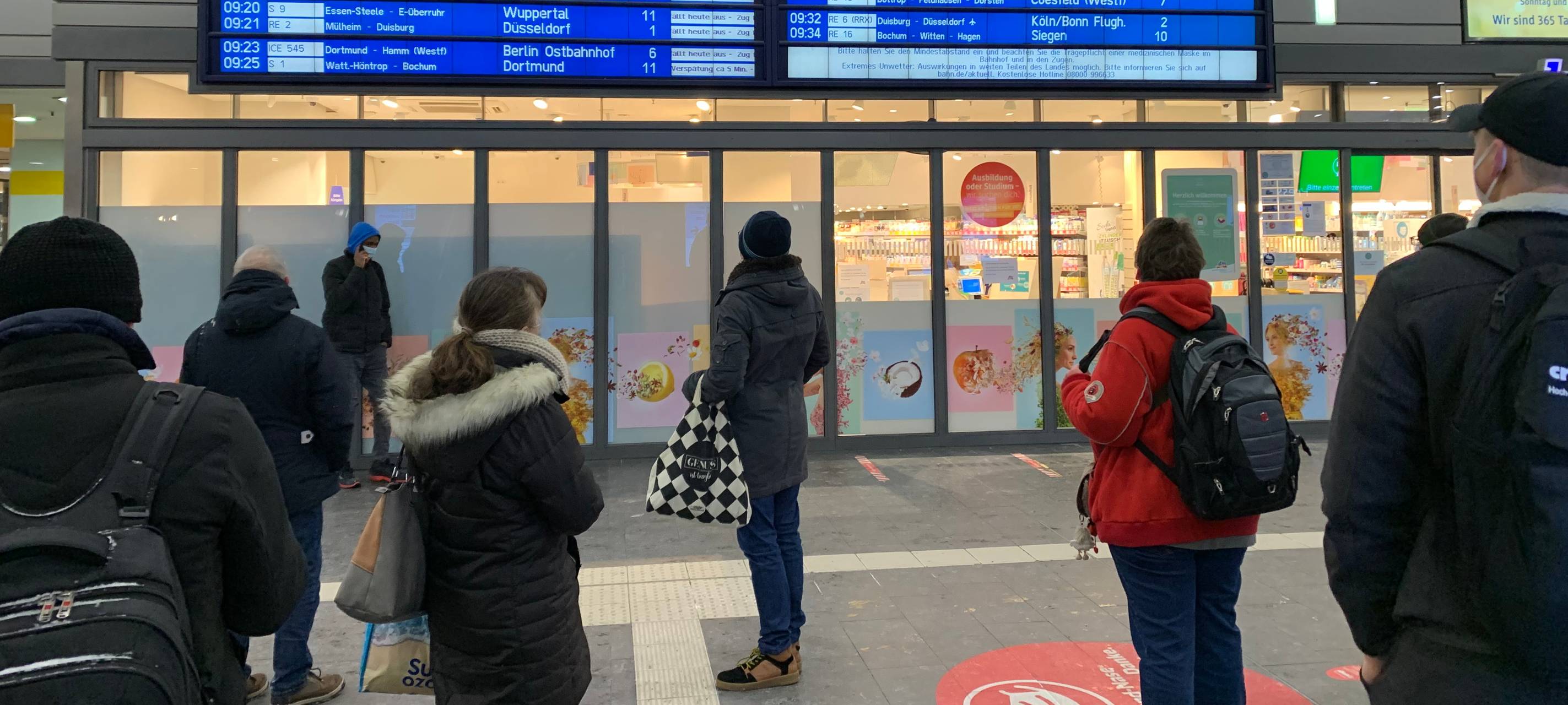 Anzeigetafel Essen-Hauptbahnhof bei Winter-Chaos