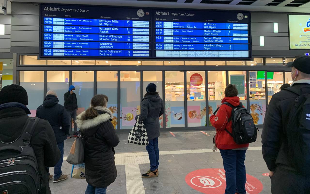 Anzeigetafel Essen-Hauptbahnhof bei Winter-Chaos