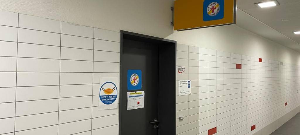 Der Eingang der Bahnhofsmission, versteckt im Tunnel zu den Gleisen 21 und 22.