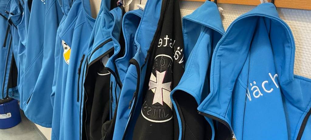 Bekannt: Die blauen Jacken der Bahnhofsmission