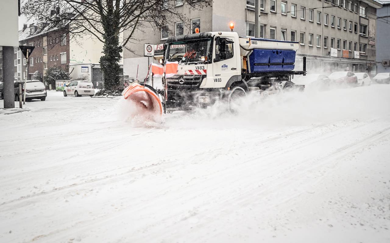 raeumfahrzeug-der-ebe-entsorgungsbetriebe-essen-im-winter-schnee