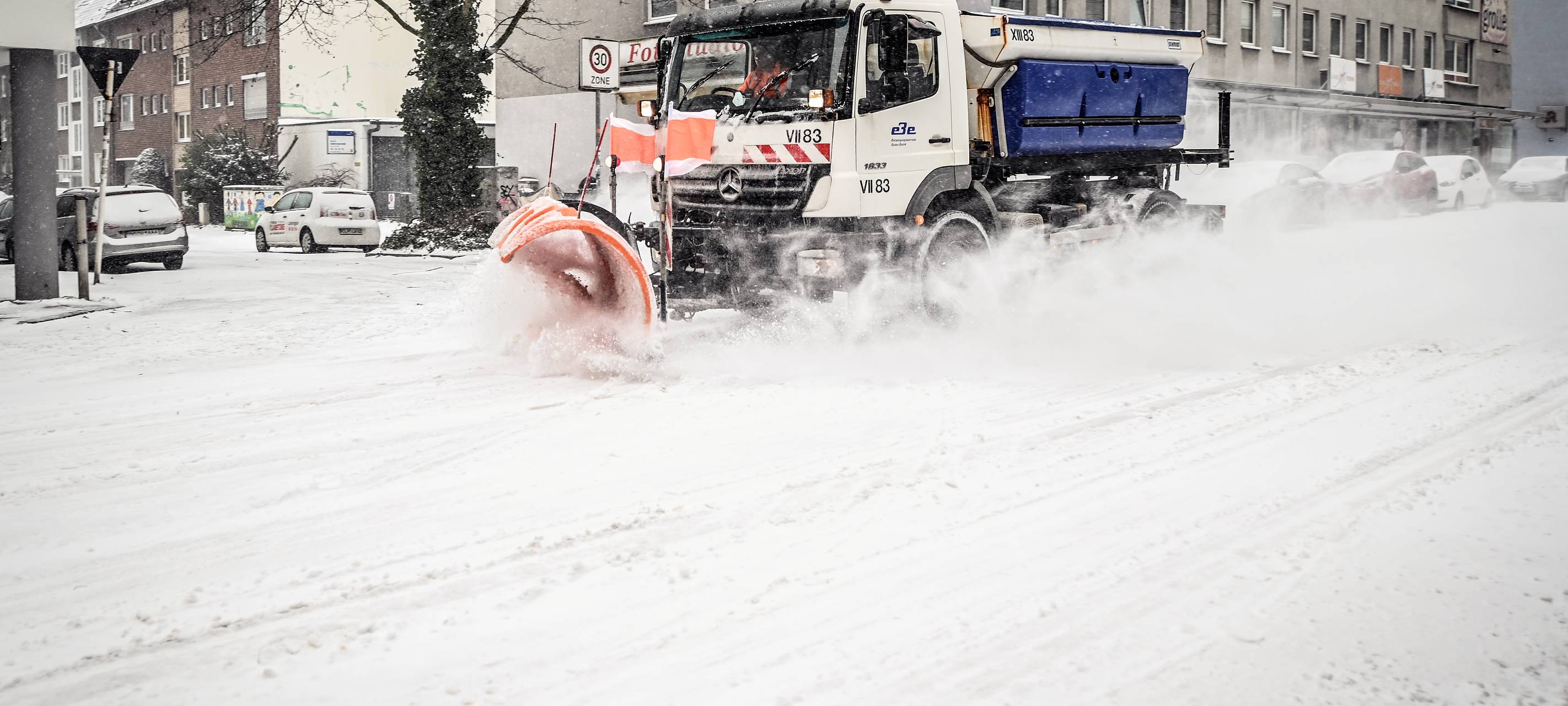 raeumfahrzeug-der-ebe-entsorgungsbetriebe-essen-im-winter-schnee