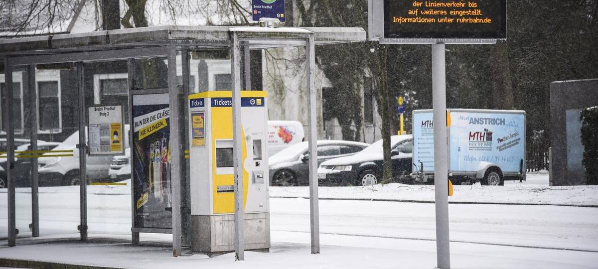 ruhrbahn_bushaltestelle_winter_schnee
