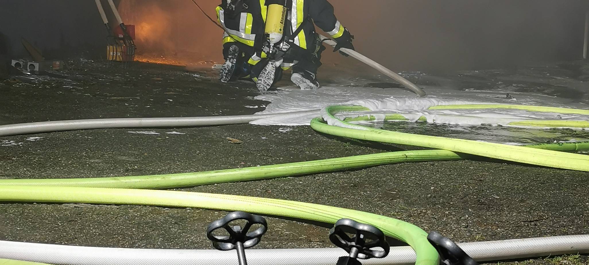 Feuerwehr Essen: Garagen an der Mittwegstraße brennen