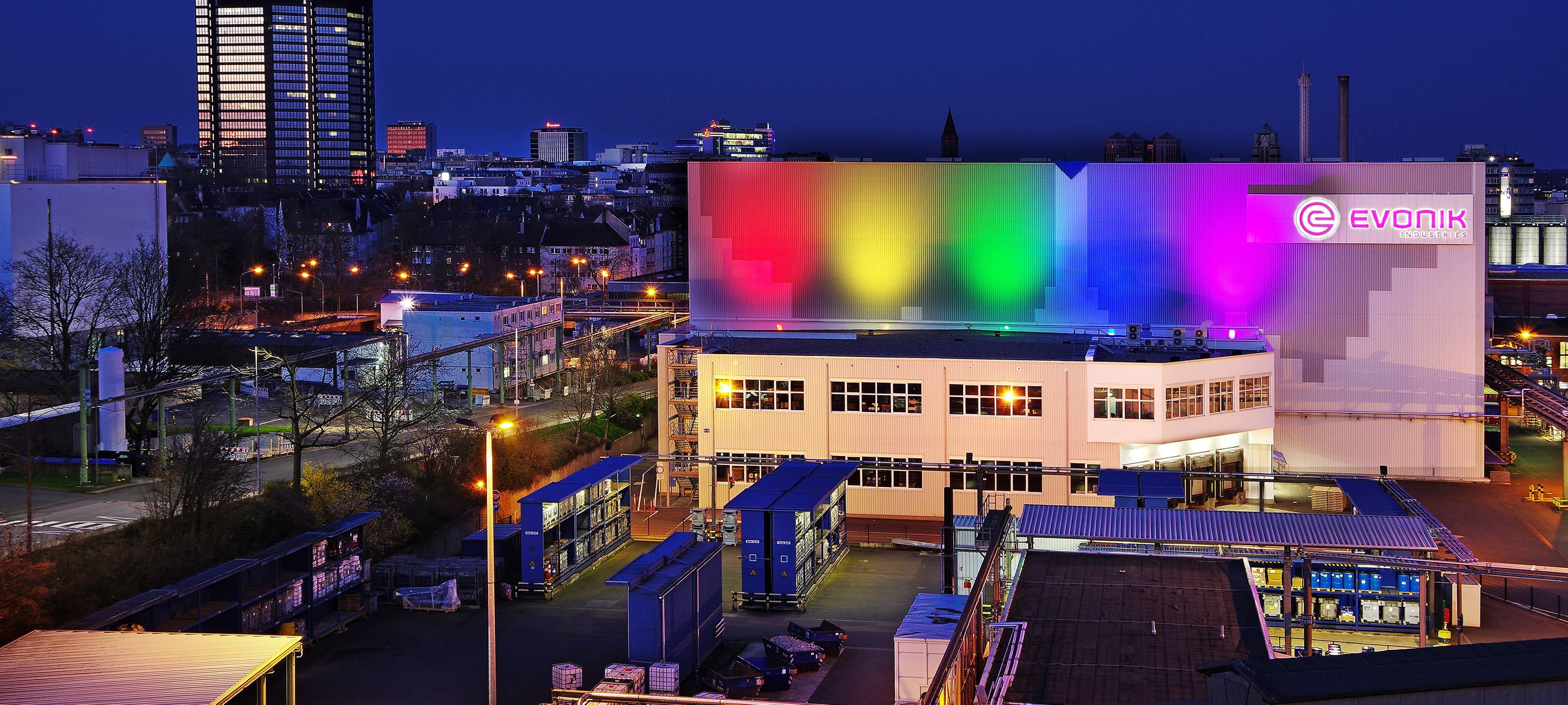 Das Essener Unternehmen Evonik aus dem Südviertel leuchtet in diesen Tagen bunt - als Zeichen gegen Rassismus und Gewalt.