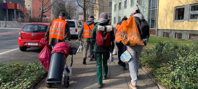 Mit Zangen, Müllsäcken und orangenen Warnwesten ziehen die Gruppen los