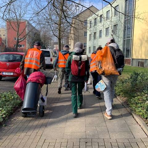 Der SauberZauber in Essen ist zum 16. Mal gestartet. In Frohnhausen ist die erste Gruppe mit Zangen, Müllsäcken und orangenen Warnwesten unterwegs.