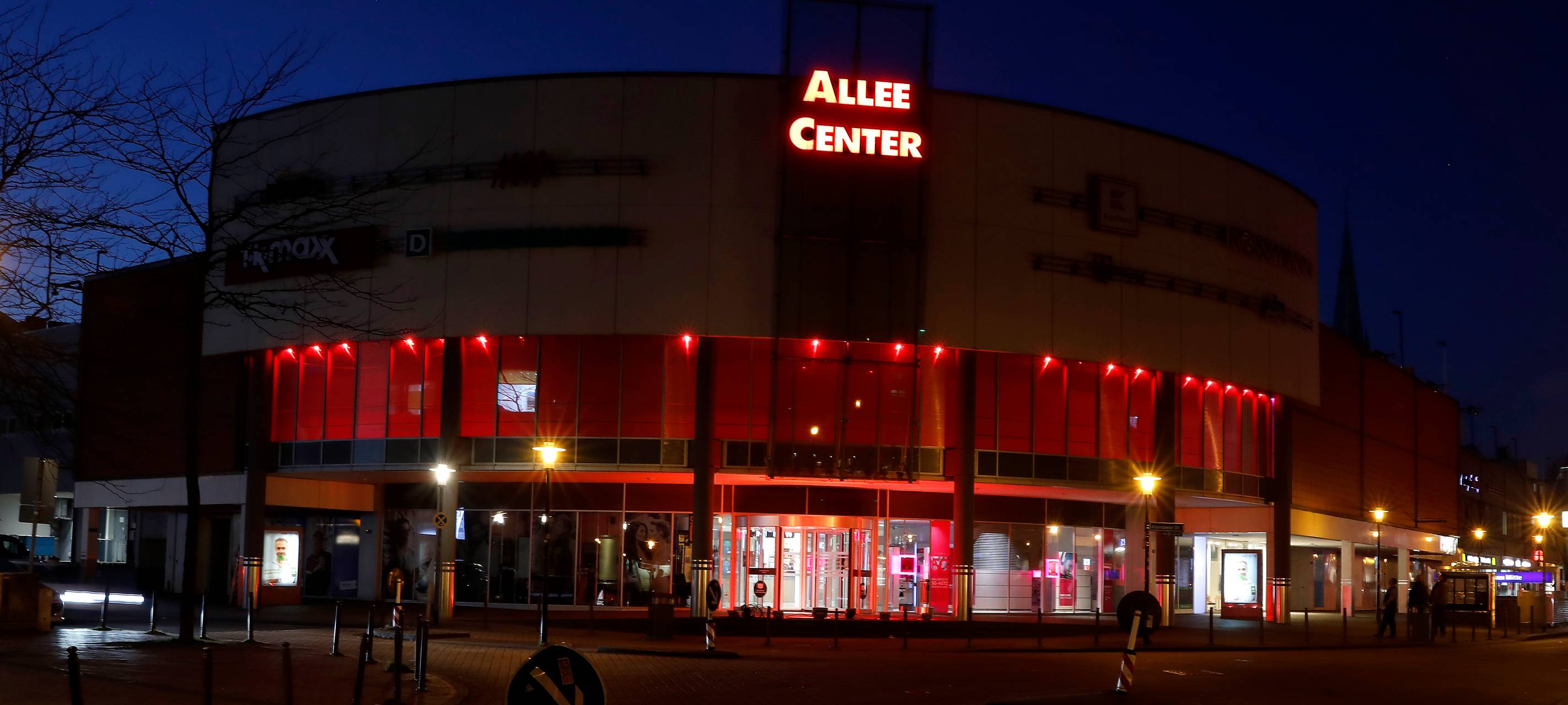 Allee Center in Essen-Altenessen leuchtet rot gegen Lockdown