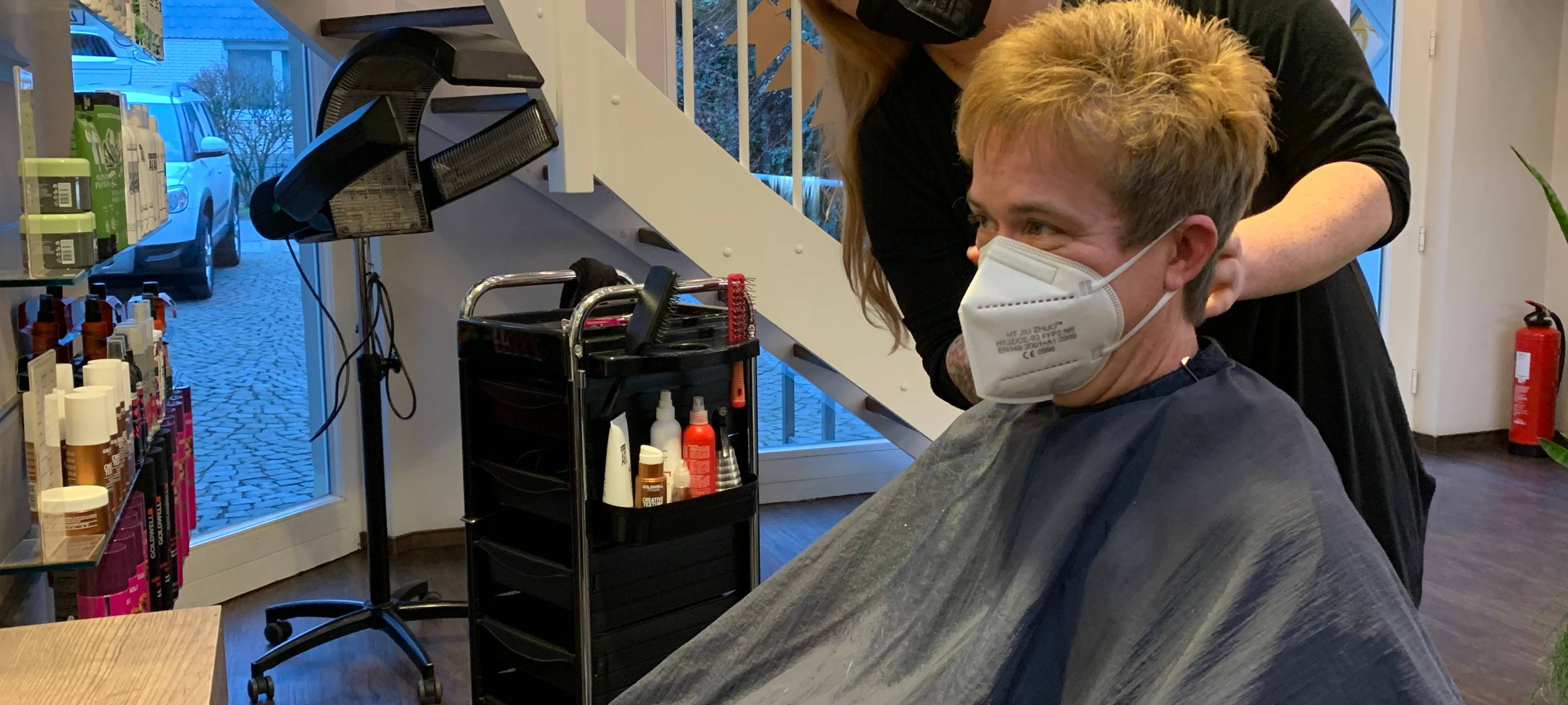 Friseurin Patricia ist froh, wieder arbeiten zu dürfen.